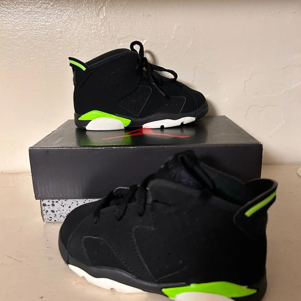 Jordan Retro 6 Kids Sneakers Black and Neon Green